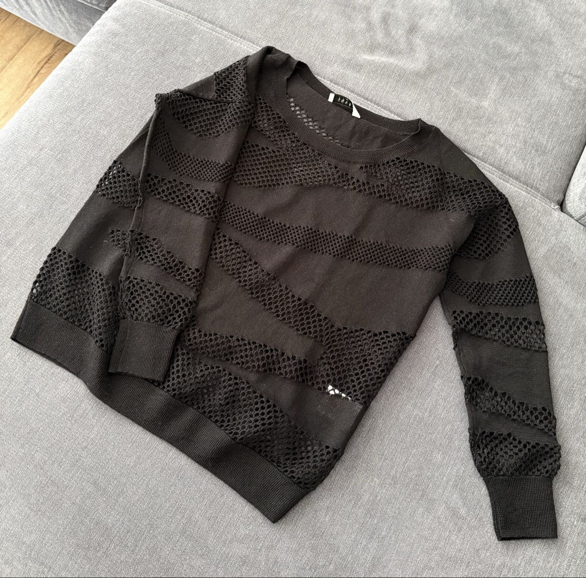 Sandro Pullover & Sweatshirts: Damen Pullover Sandro schwarz Lochmuster gestrickt – Gebraucht aus Pfäffikon SZ von udyrfrykte