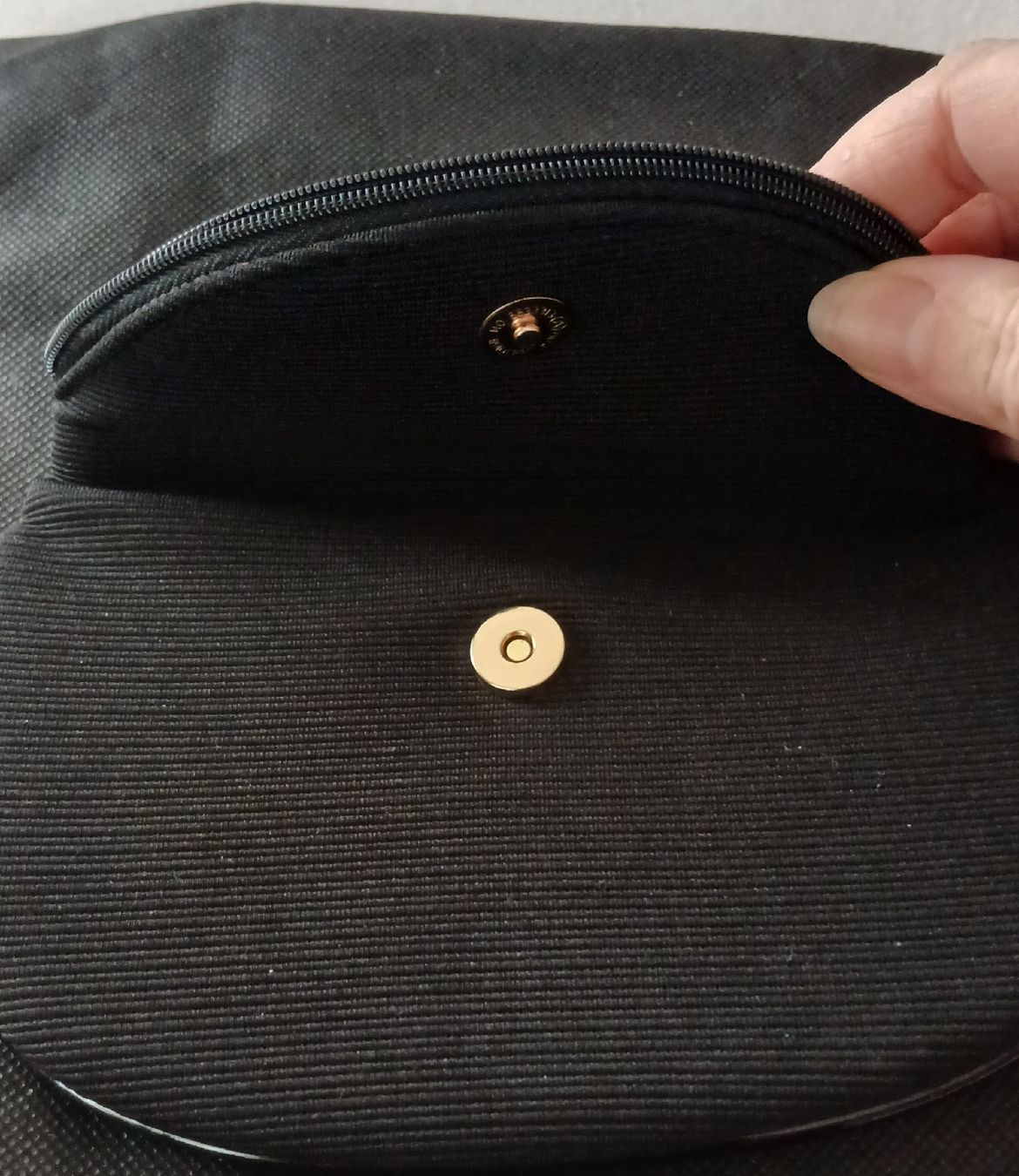 Custodie per cosmetici: NEU ARMANI Beauty Pochette schwarz – Nuovo e nell'imballaggio originale da Villa Luganese venduto da luxlady 2
