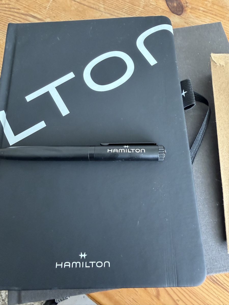Hamilton Montres: Carnet de note + Stylo Hamilton  – Neuf avec emballage d'origine à La Chaux-de-Fonds par cin_p5yf 1