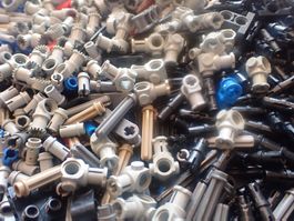 sehr viele kleine LEGO Technik Teile + ein technic V8 Motor