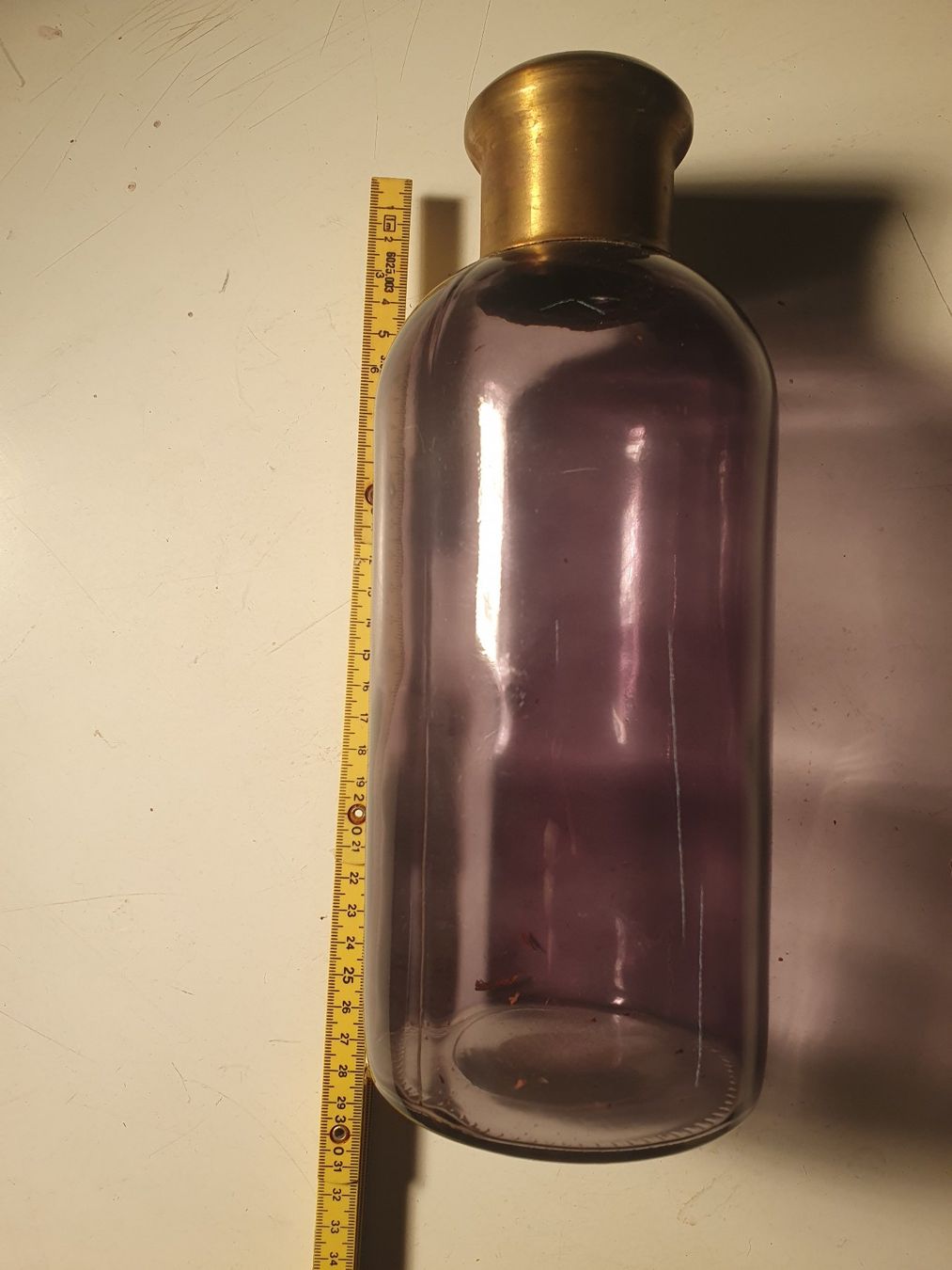 Alle Dekorationen: Dufkstäbliflasche violett mit Messingmantel – Gebraucht aus Zürich von loosebone 1