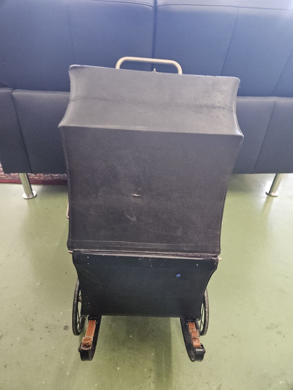 Puppenwagen: Antiker Puppenwagen  – Gebraucht aus Pratteln von Cartonsducoeur_bl 4