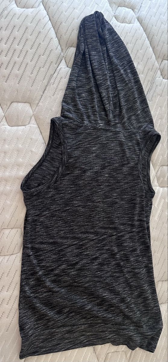 Blusen, T-Shirts & Tops: Débardeur à capuche gris avec rose taille S – Gebraucht aus Onex von ale_5fgb