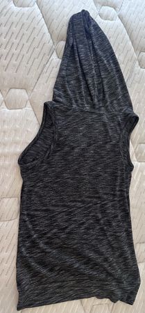Débardeur à capuche gris avec rose taille S