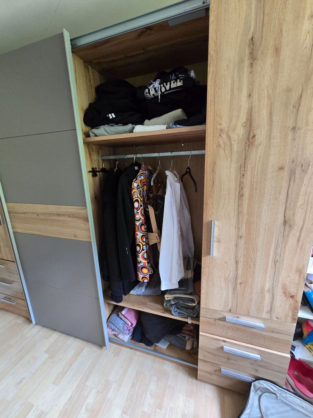 Grosser Kleiderschrank mit Schiebetüren, Top Zustand! (Gebraucht) in Bärschwil für CHF 150 – nur Abholung auf Ricardo kaufen