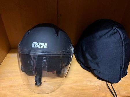 Zwei Motoradhelme, Marke ixs