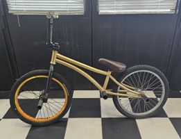Vélo BMX Freestyle Or, idéal pour figures et sensations!