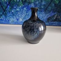 Dekorative kleinere Designer-Vase, signiert R S