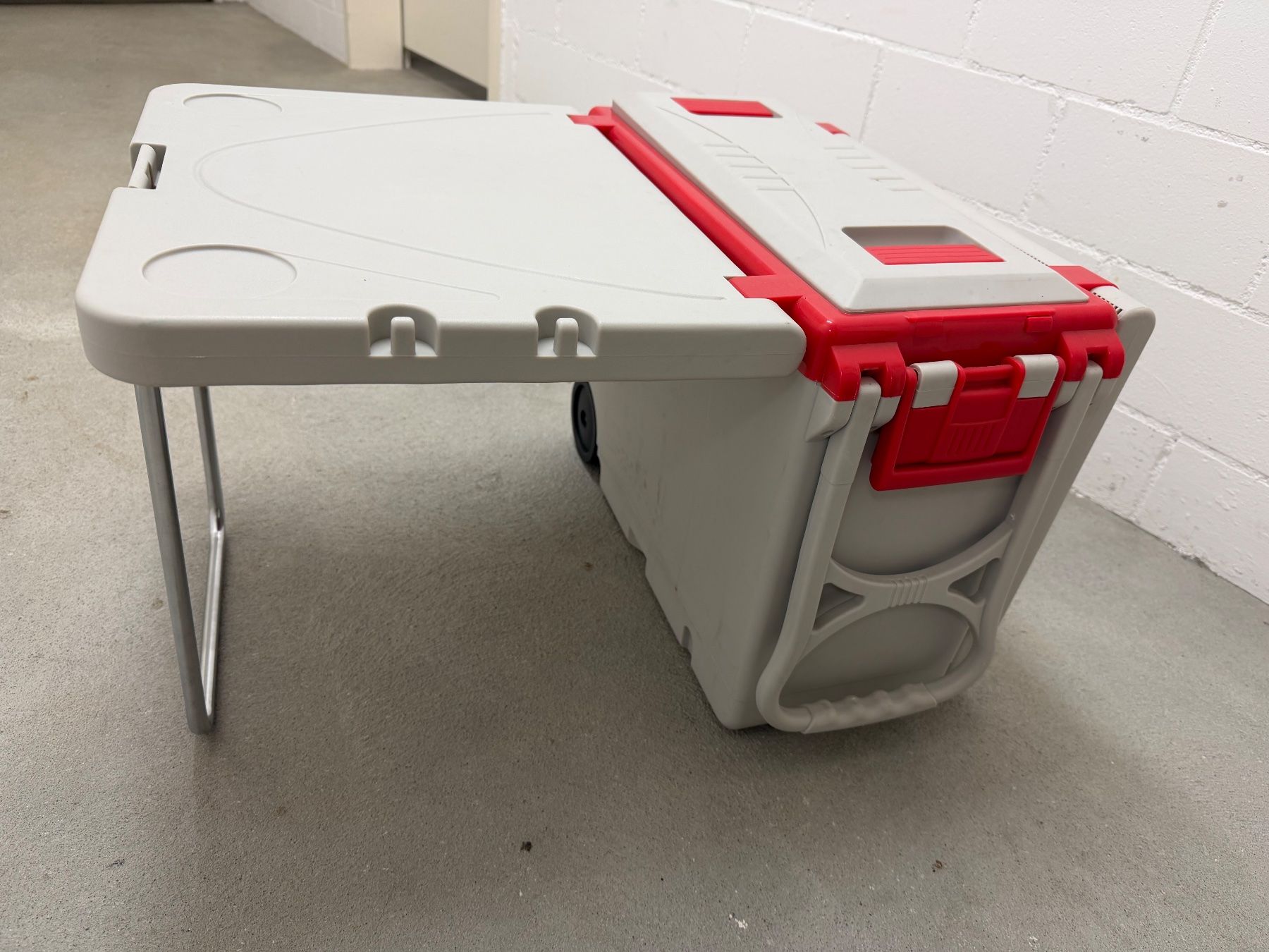 Tischset: Capmping Tisch mit Stühlen und Box all in one – Gebraucht aus Lyss von Pudischweiz 1