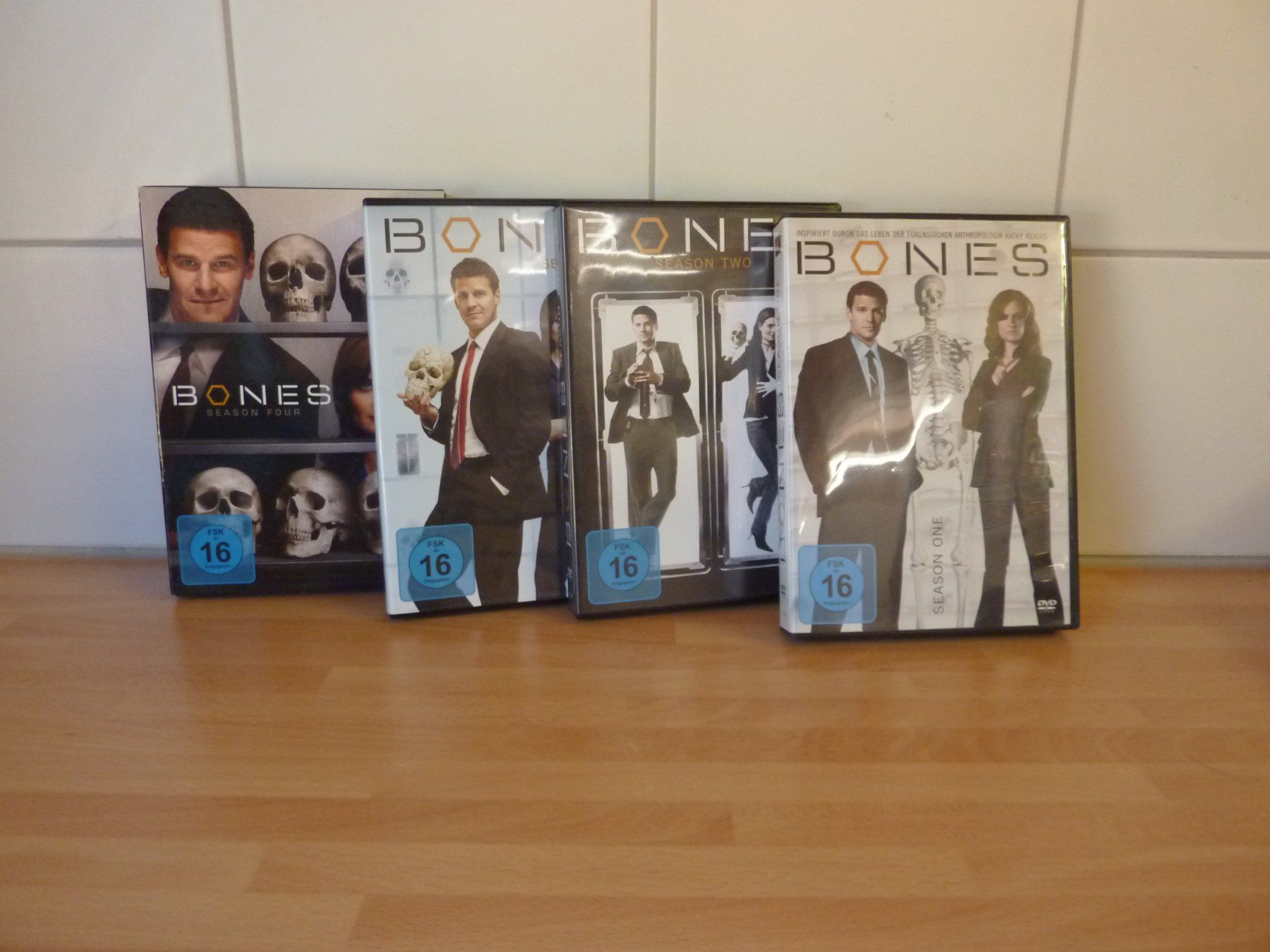 Alle DVDs: Bones Staffel 1 - 4 – Gebraucht aus Niederscherli von Zahnd1