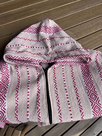 Handmade Ethno Hoodie mit Kapuze – Beige/Rot – Unisex