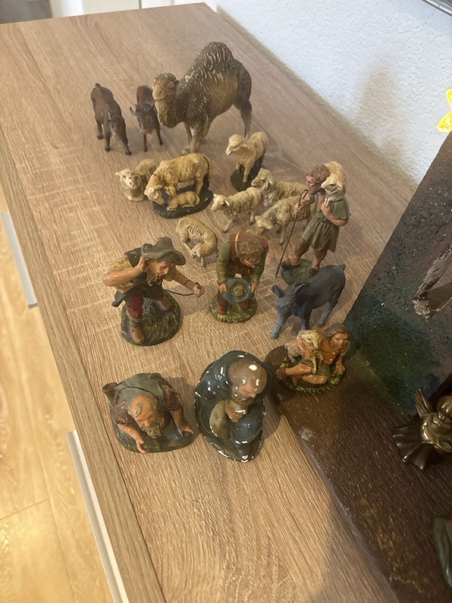 Statuette: Grosse, antike Krippe mit Figuren Komplett. – Usato da rheineck venduto da Neshi06 4