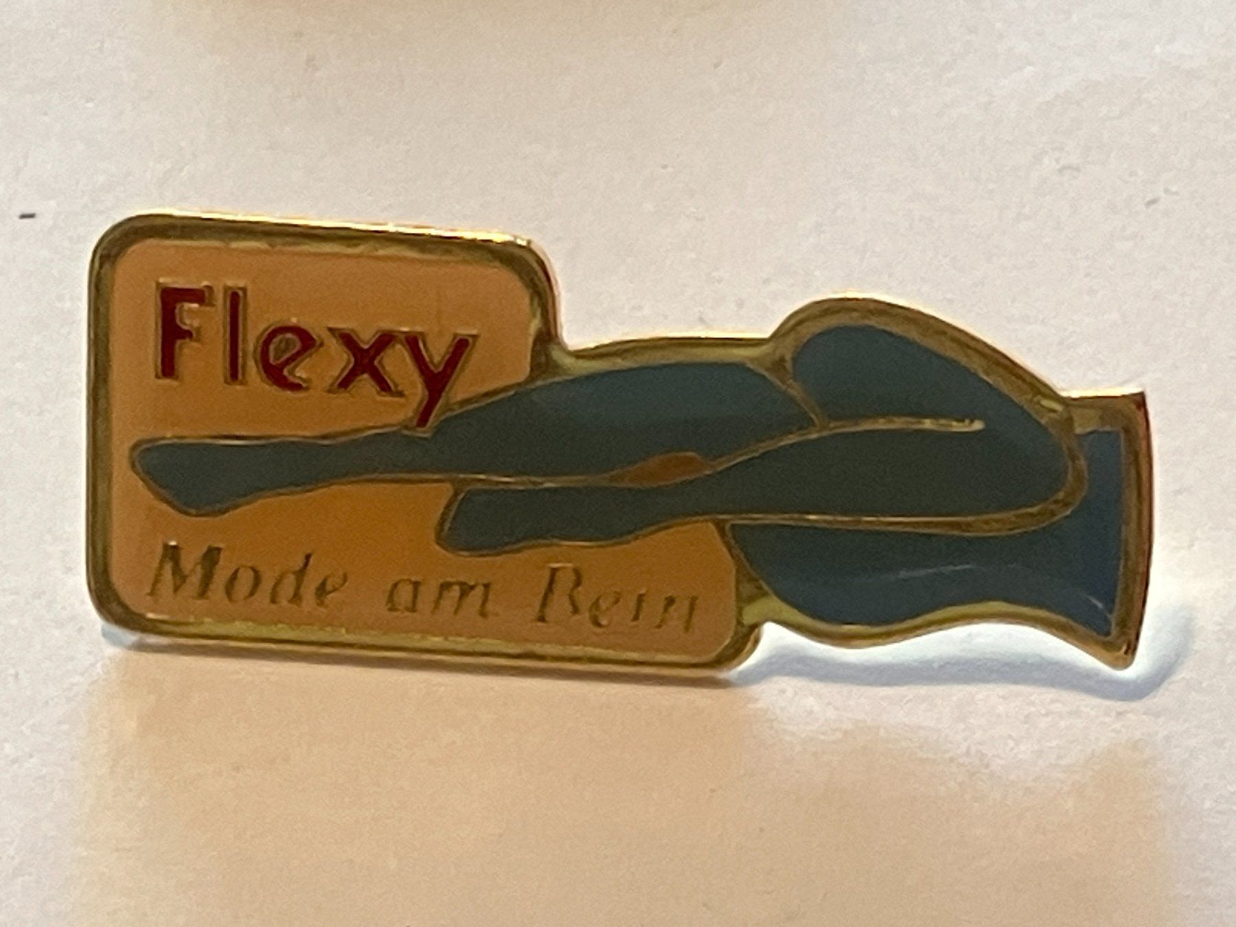 Placchette & Badge: 1 Pin Flexy - Mode am Bein – Usato da Basel venduto da djwwpp