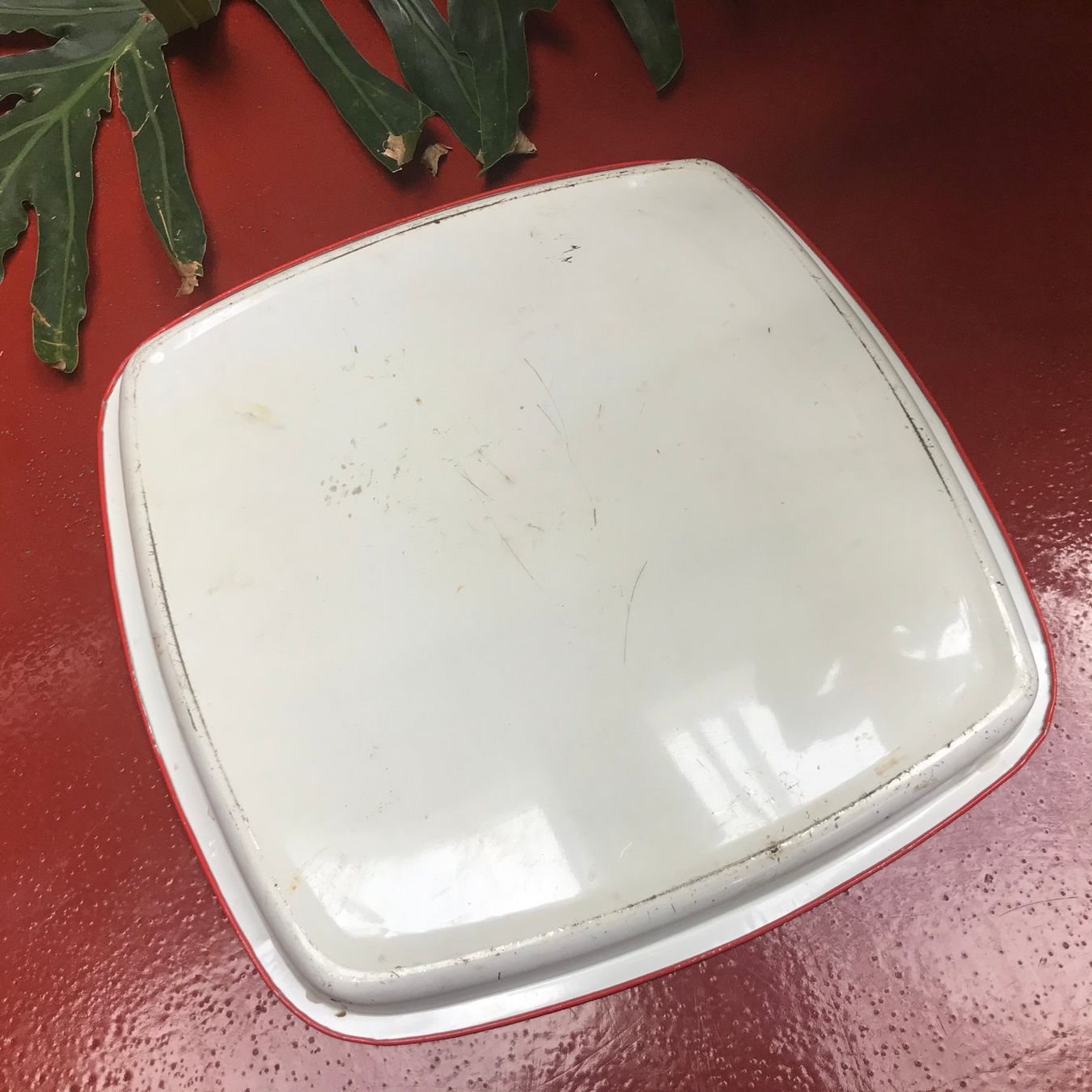 Piatti di portata: Rotes vintage Serviertablett aus Blech 90s – Usato da Basel venduto da jillybean 3