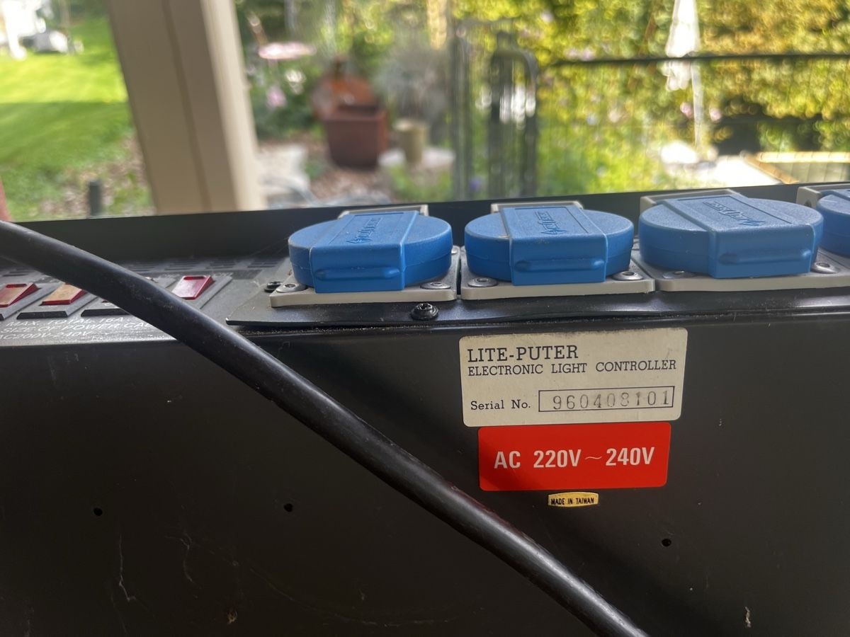 Componenti elettronici: Lighting and power supply distributors- untested – Usato da Hinterkappelen venduto da nic_kzp2