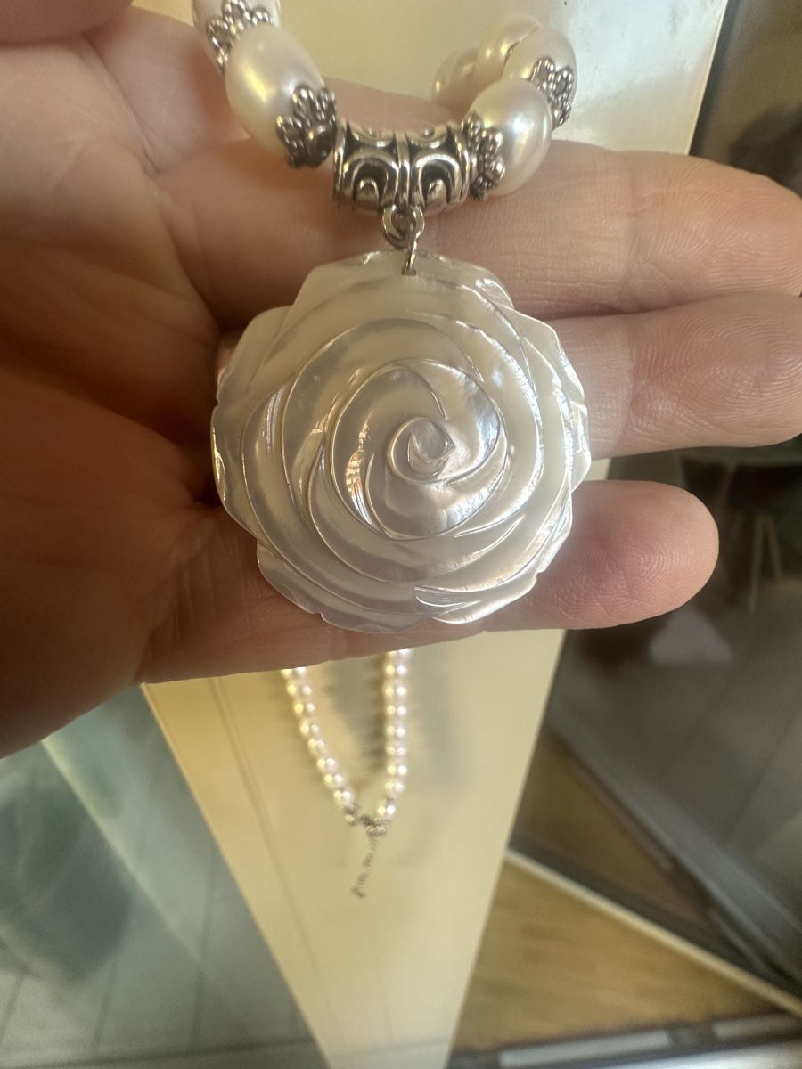 Catenine: Perlenkette mit Rosen-Anhänger, Süsswasserperlen – Nuovo e nell'imballaggio originale da Kriens venduto da Hortensie6 1