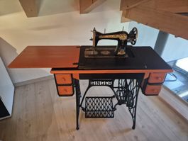 Machine Singer. Meuble entièrement rénové.