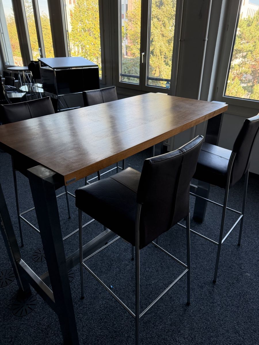 Allestimento di negozi e stand fieristici: Bert Plantagie Stehtisch mit 4 Elements Barhockern gebrauch – Usato da Nänikon venduto da MircoPellegrino 1