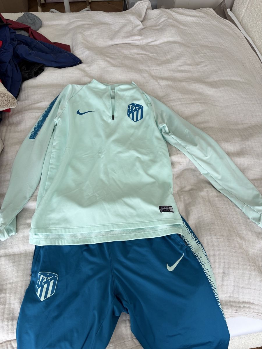 Nike Kleiderpakete: Ensemble de survêtement Atletico de Madrid – Neu (gemäss Beschreibung) aus Pully von ari_78pk