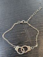Coole Fusskette im Handschellen Design