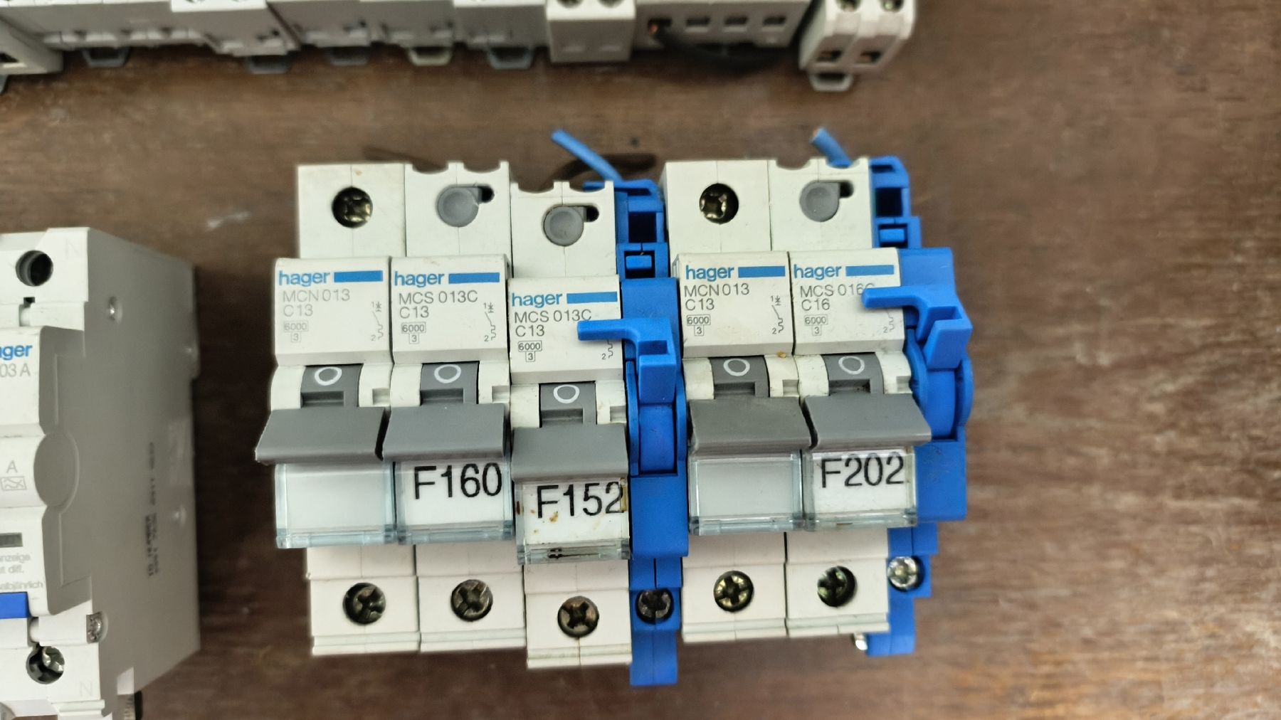 Hager Componenti elettronici: Gebrauchte Hager Elektrokomponenten, – Usato da Riehen venduto da jam_8ly9 3