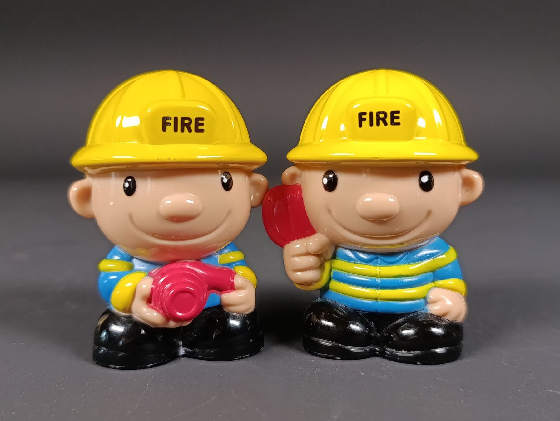 Giocattoli: 2 Figurines pompiers + 1 chien – Usato da Thielle venduto da Plusvalue_Neuchatel 2
