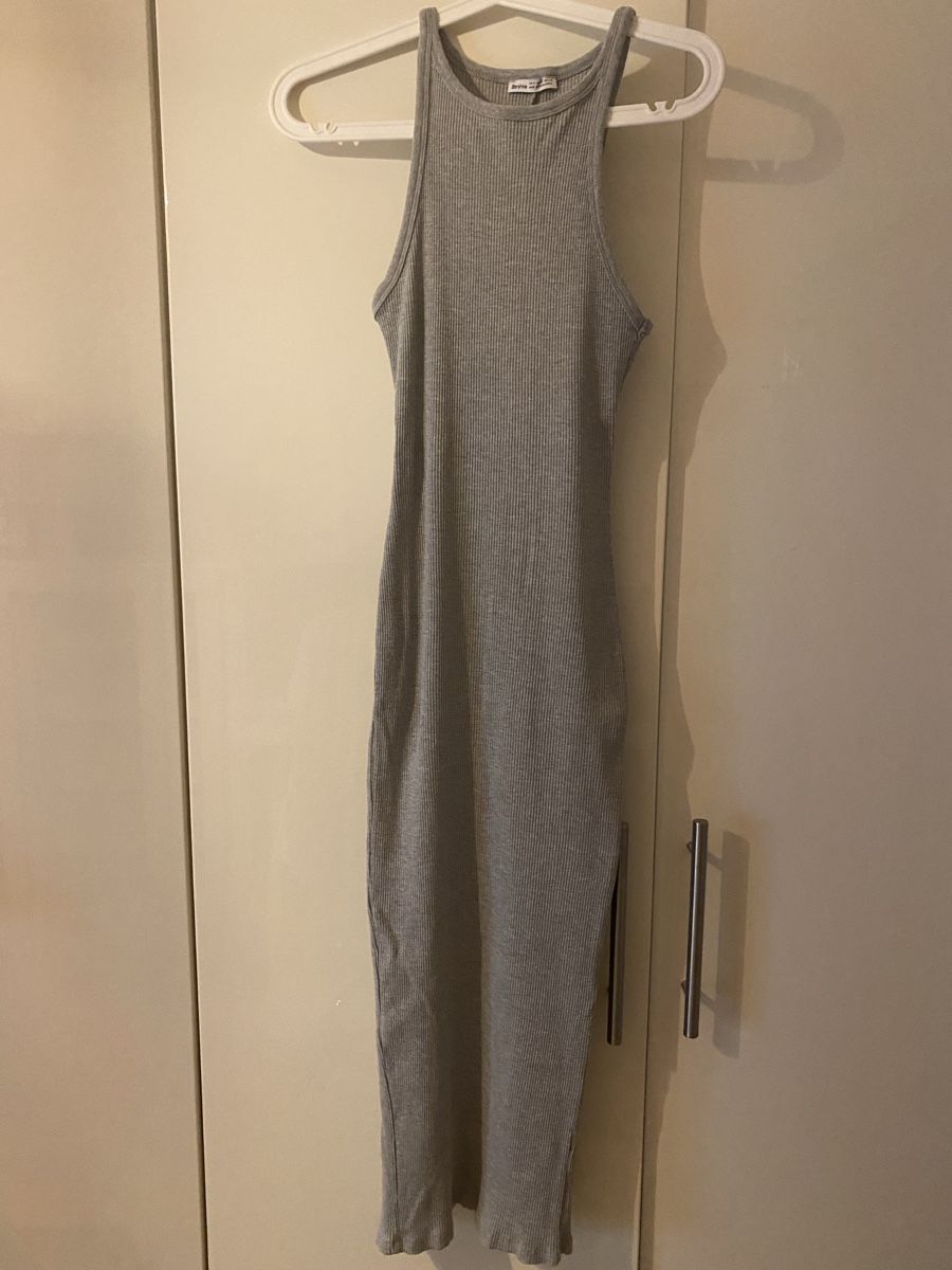 Bershka Vestiti: Bershka Kleid grau Grösse S gerippt mit Schlitz – Nuovo (secondo la descrizione) da Merlischachen venduto da aly_9ncj