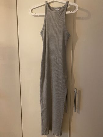 Bershka Kleid grau Grösse S gerippt mit Schlitz