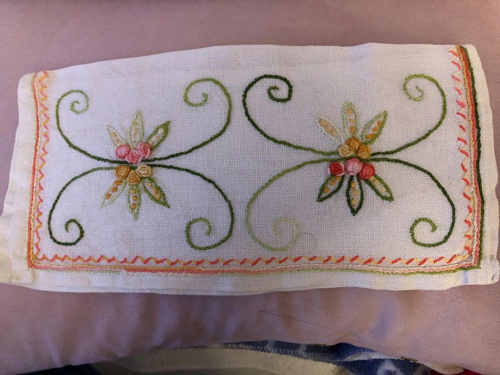 Pochette Porte-serviette Ancienne – Brodée Main, Motif Chat Art Naïf (coton Blanc)