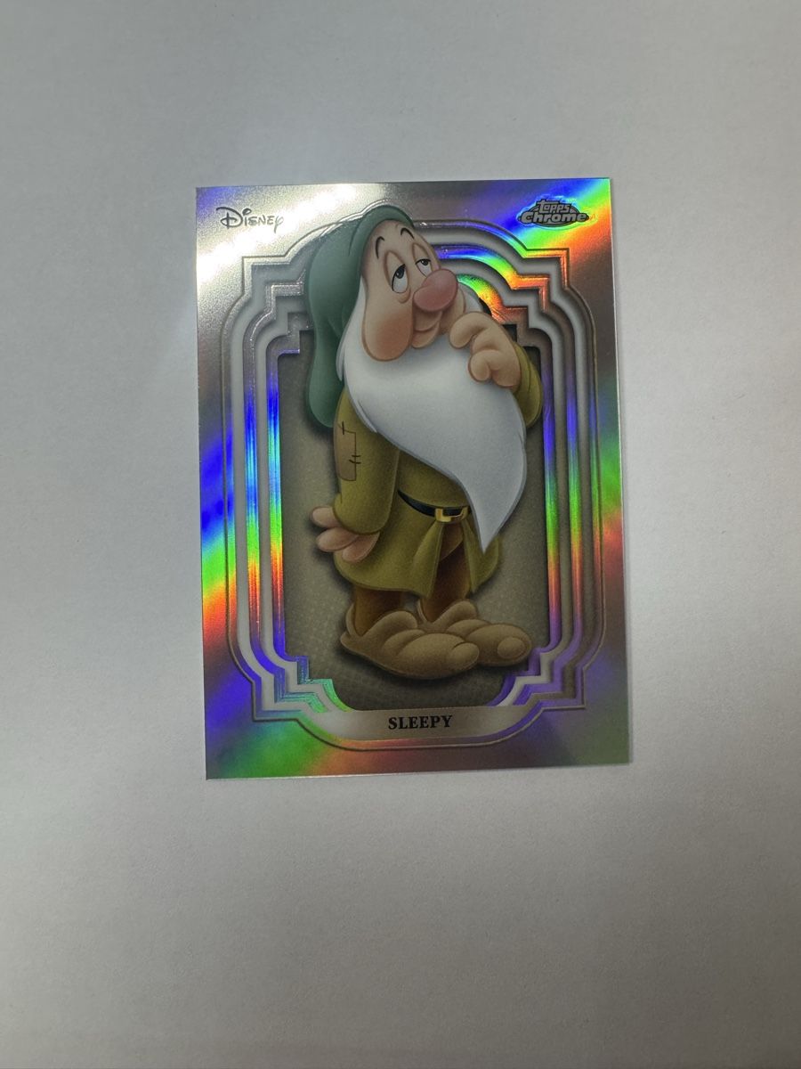 Topps Carte collezionabili: 2024 Topps Chrome Disney Refractor Sleepy  – Usato da Stetten AG venduto da Dekis-Tradingcards