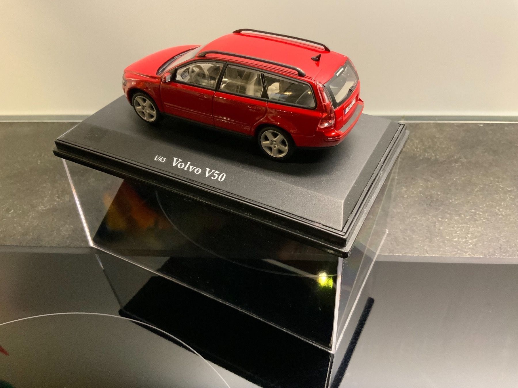 Volvo Modellautos: VOLVO V50 im Massstab 1:43 – Neu und originalverpackt aus Erlenbach im Simmental von Model_box 2