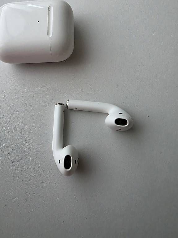 Kopfhörer: Apple AirPods 2. Gen mit Wireless Charging Case – Gebraucht aus Zürich von hyroxer 3