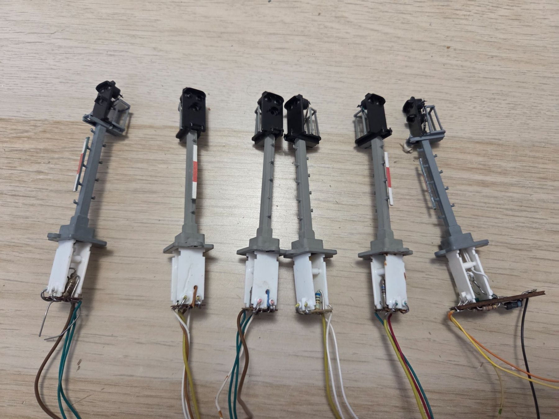 Schneider Modellini di ferrovie: Scheneider 6 x Lichtsignal H0 (5) – Usato da St-Aubin-Sauges venduto da Lo_Go
