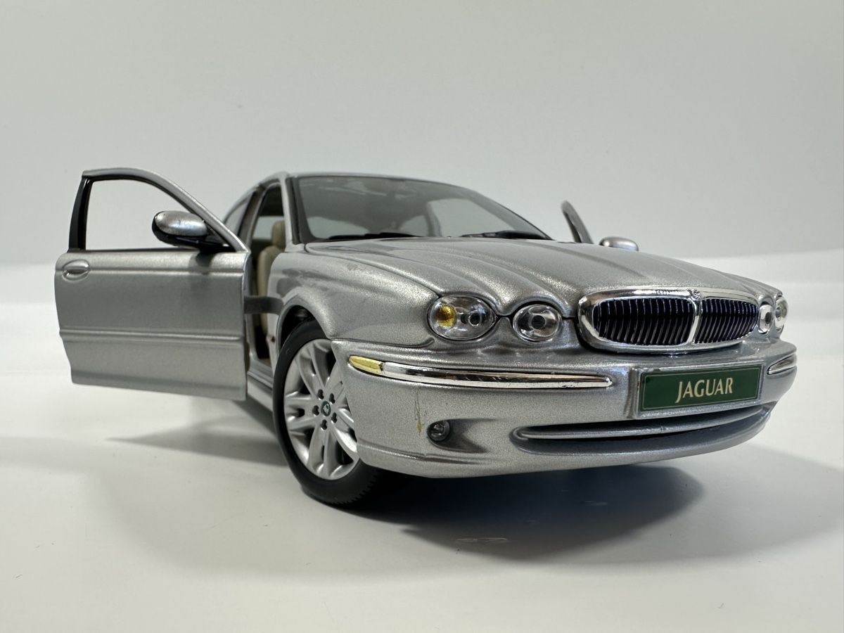 Maisto Modellini d'auto: Jaguar X-Type 3.0 1:18, silbrig, MAISTO  – Usato da Zofingen venduto da rf9_x2xt 9