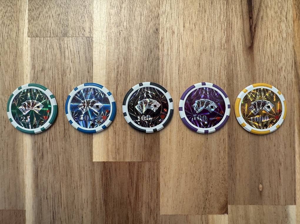 Giochi: Pokerkoffer 500 Chips mit Tischauflage + Plastikkarten – Usato da Solothurn venduto da Niyzuh 1