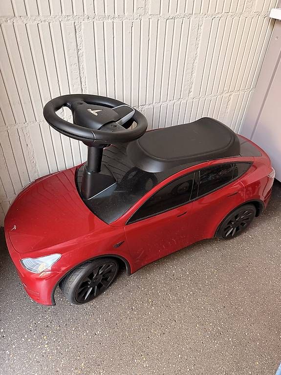 Véhicules pour enfants: Tesla Model Y – D'occasion à Gunzwil par iy61