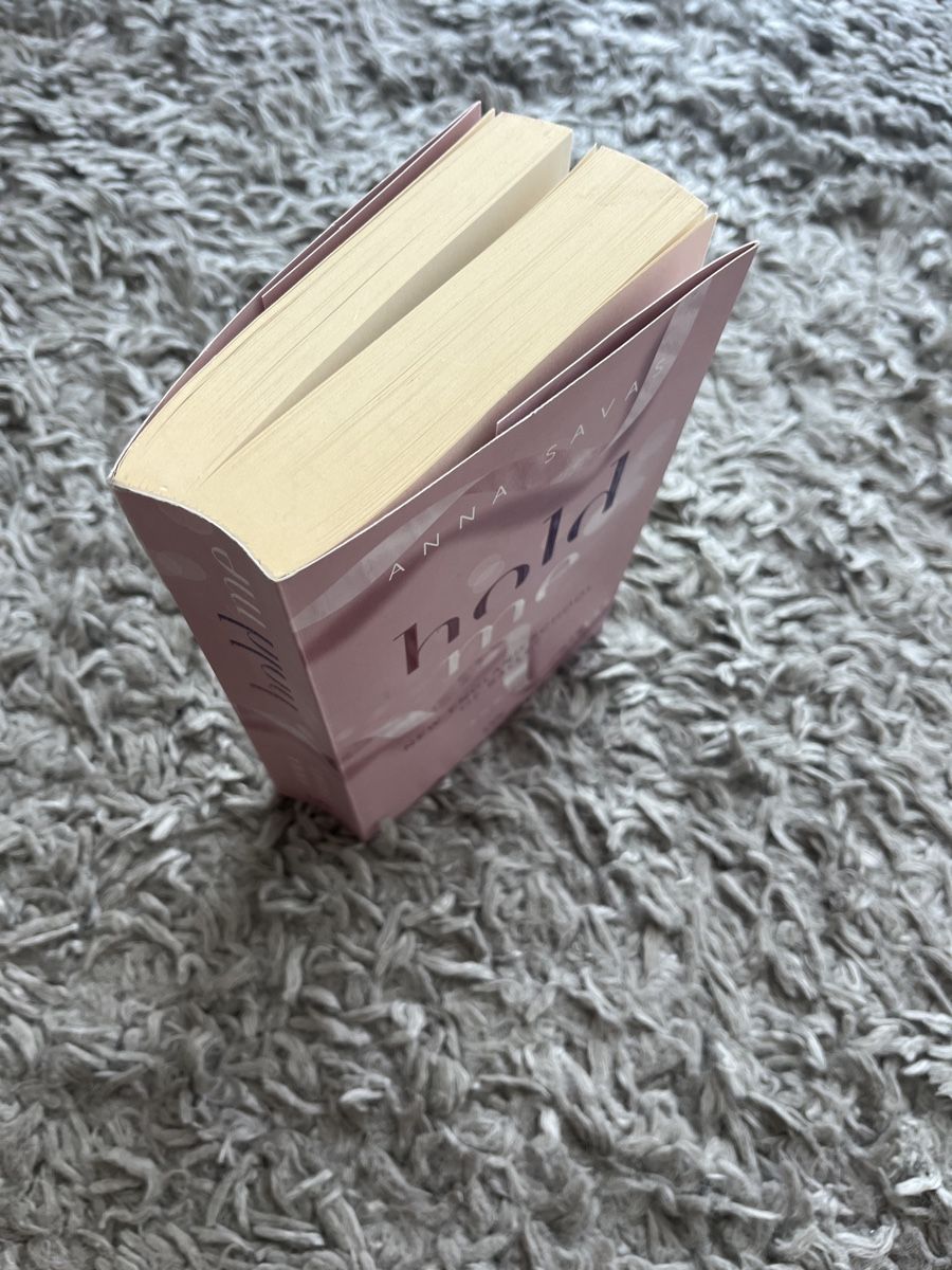 Bücher: Roman "hold me" Anna Savas – Gebraucht aus Kaltenbach von happysunshineee 3
