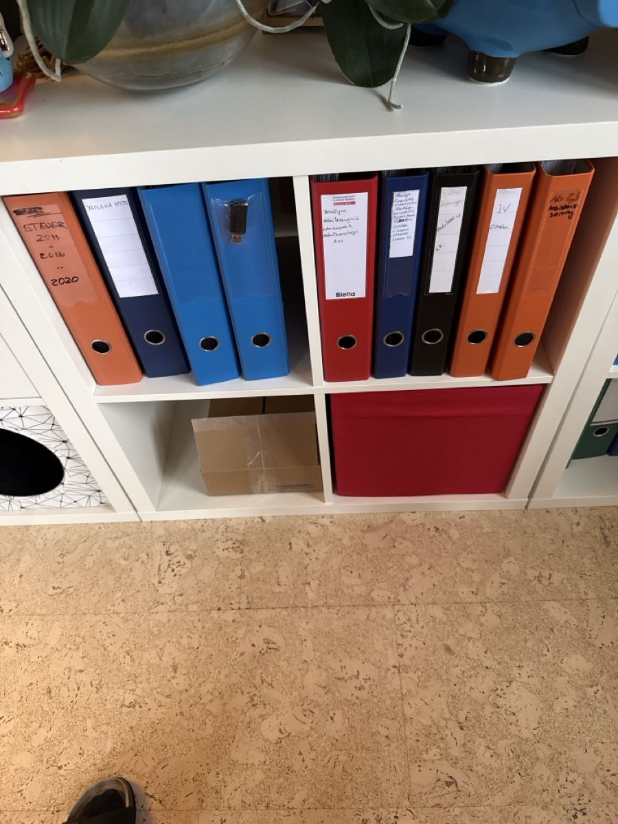 Ikea Scaffali: Ikea Kallax 4er mit roter Schubladenbox – Usato da Niederhünigen venduto da man_7ybw