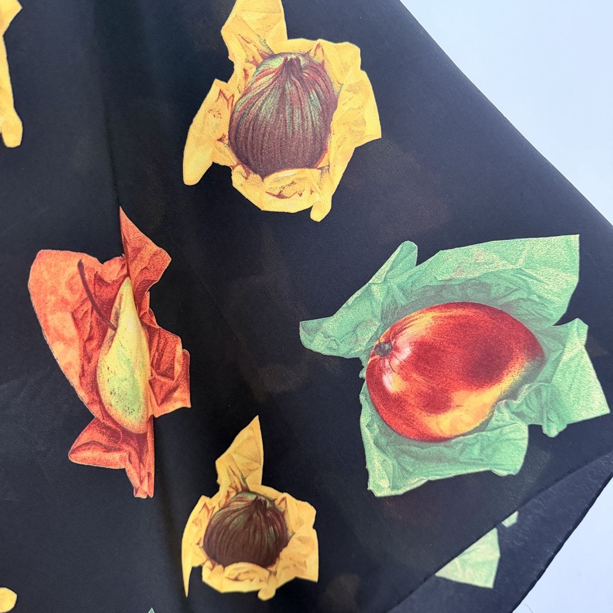 Fabric Frontline Foulards & écharpes: FABRIC FRONTLINE Vintage Silk Scarf – Neuf (Voir description) à Freienbach par Avviivva_Shop 5