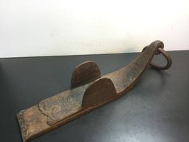 Antiker geschmiedeter grosser schwerer Radschuh