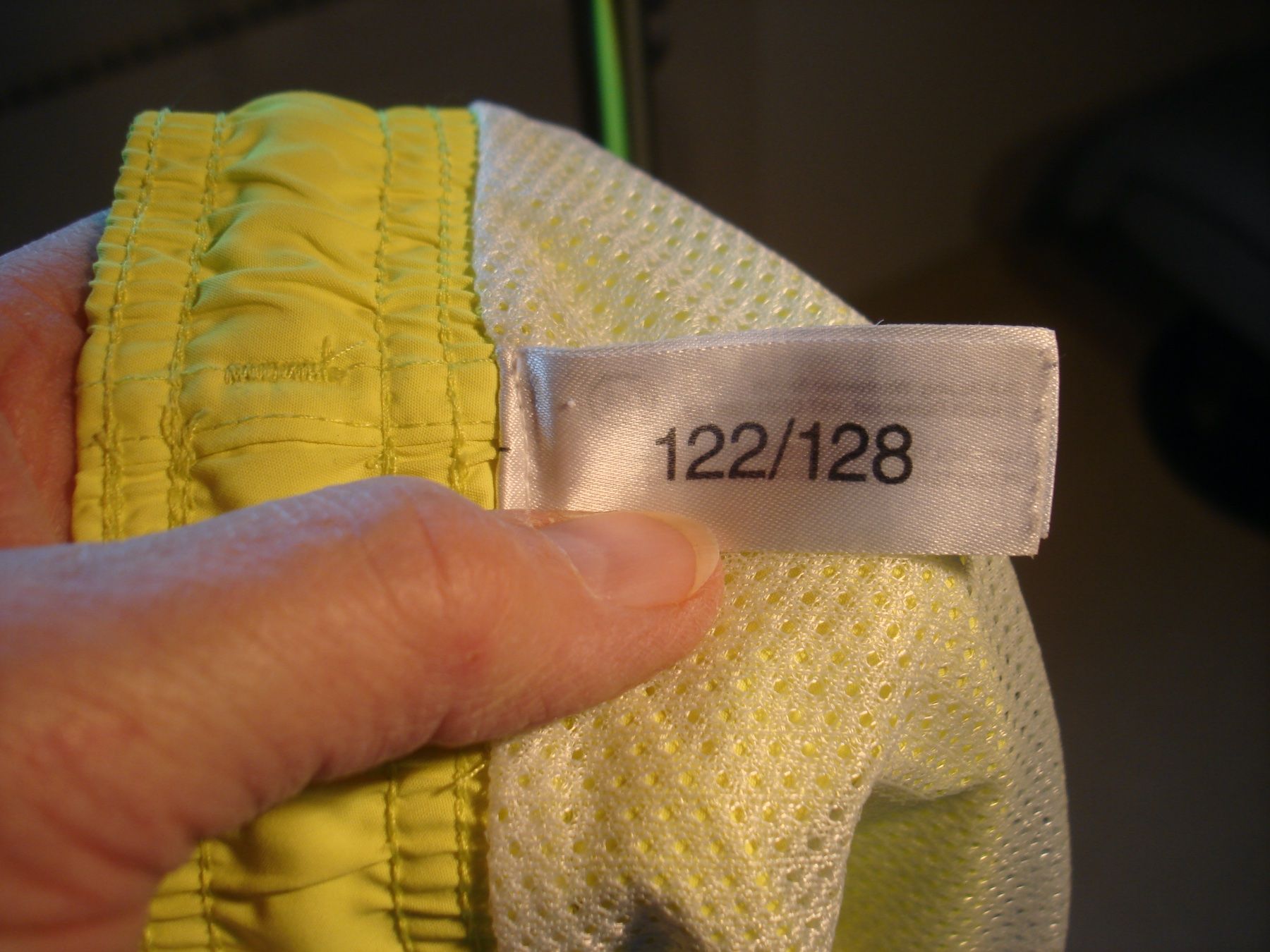Costumi da bagno: Badeshorts knallgelb Gr. 122 mit Bindeband & Meshfutter – Usato da Boswil venduto da LuziaB01 2