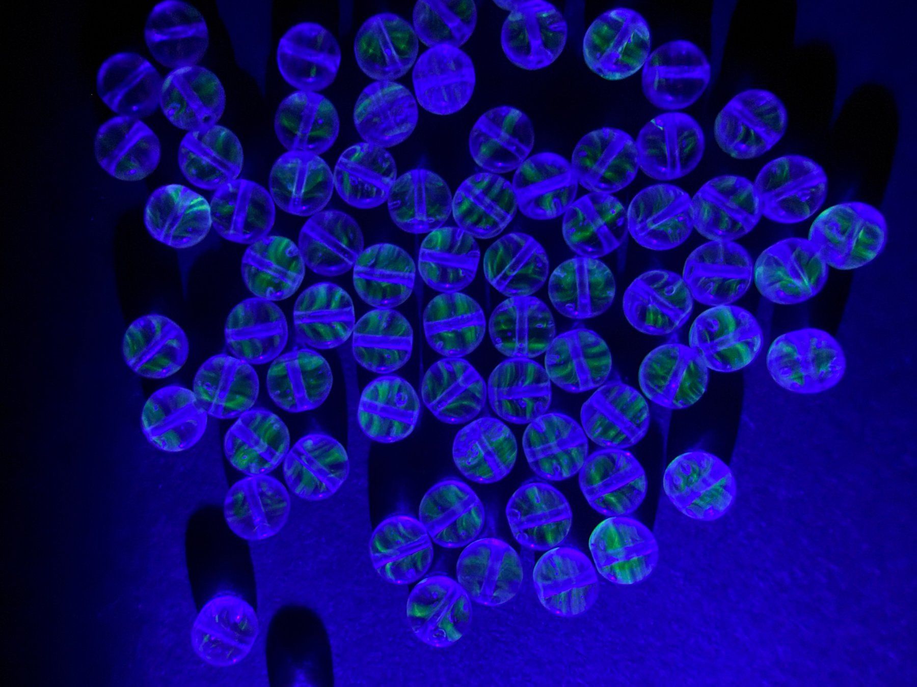 Perle (finte): Uranglas Perlen 5 x 2 mm mit Loch, 1 Pack mit ca. 75 Perlen – Usato da Lützelflüh-Goldb venduto da Elementis 5