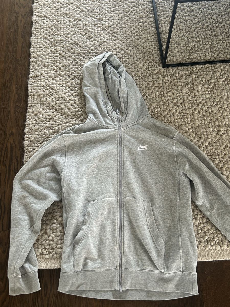 Nike Jacken: Nike Sweatjacke – Gebraucht aus Oberkirch LU von LuNeDa