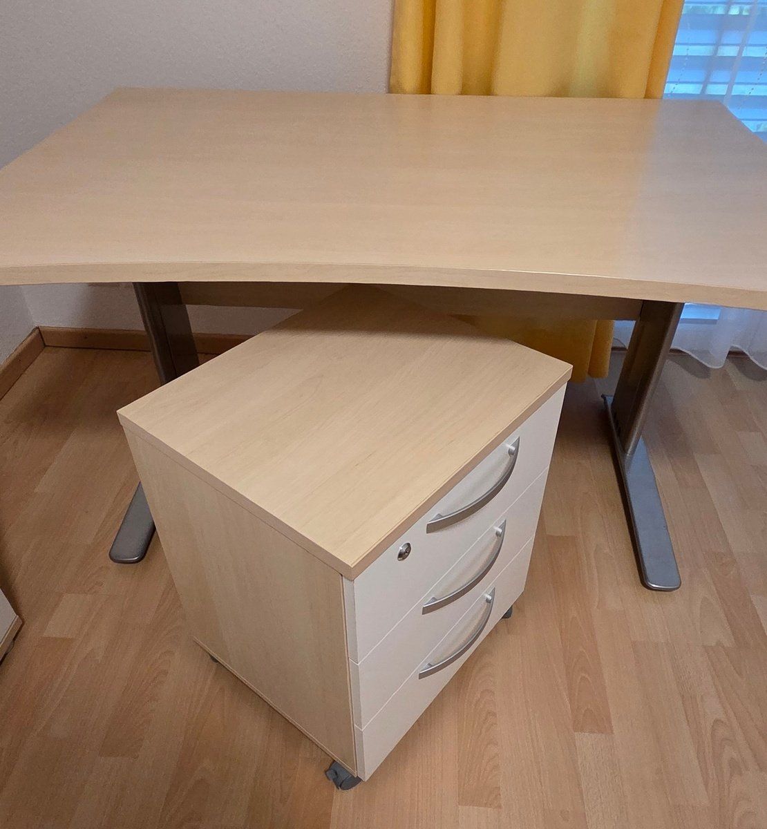 Schreibtische: Praktischer und kompakter Bürotisch mit Rollcontainer – Gebraucht aus Zofingen von Pinkbird27 2