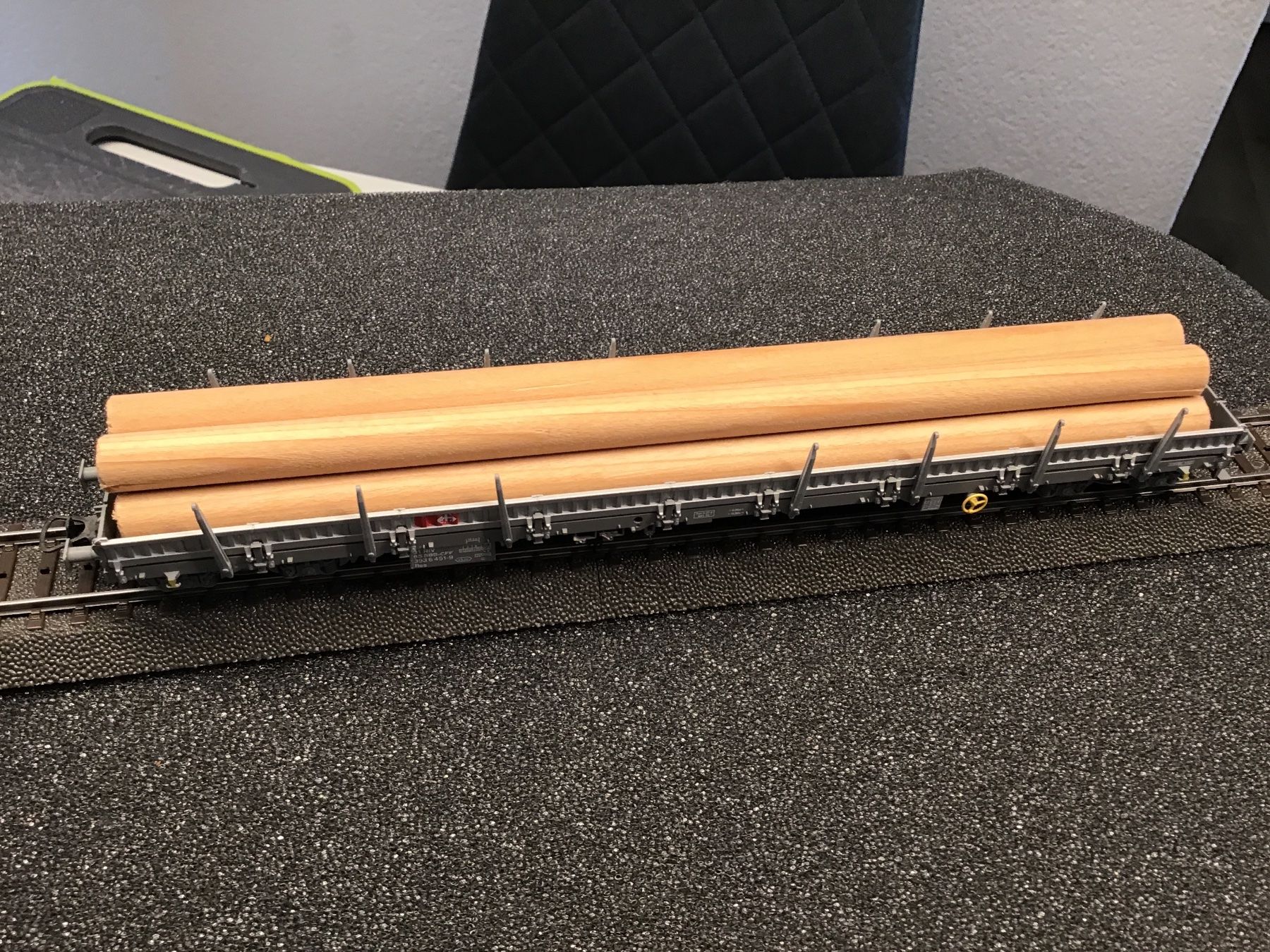 Roco Modellini di ferrovie: Flachwagen mit Ladung, ROCOWECHSELSTROM – Usato da Männedorf venduto da Modelle-aller-Art 1