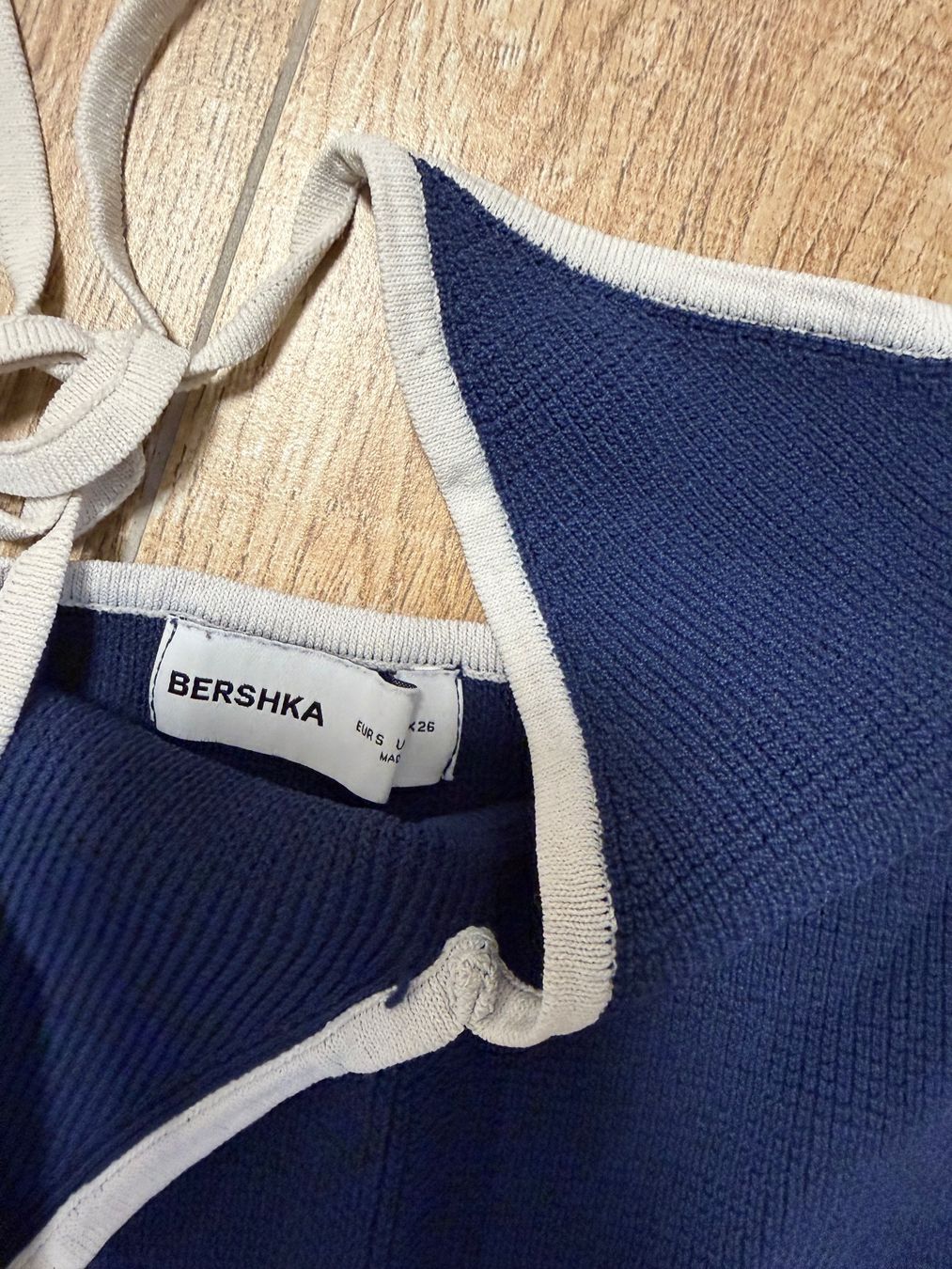 Bershka Tops: Neckholder Crop Top Bershka – D'occasion à St. Gallen par kka_l9wg 1