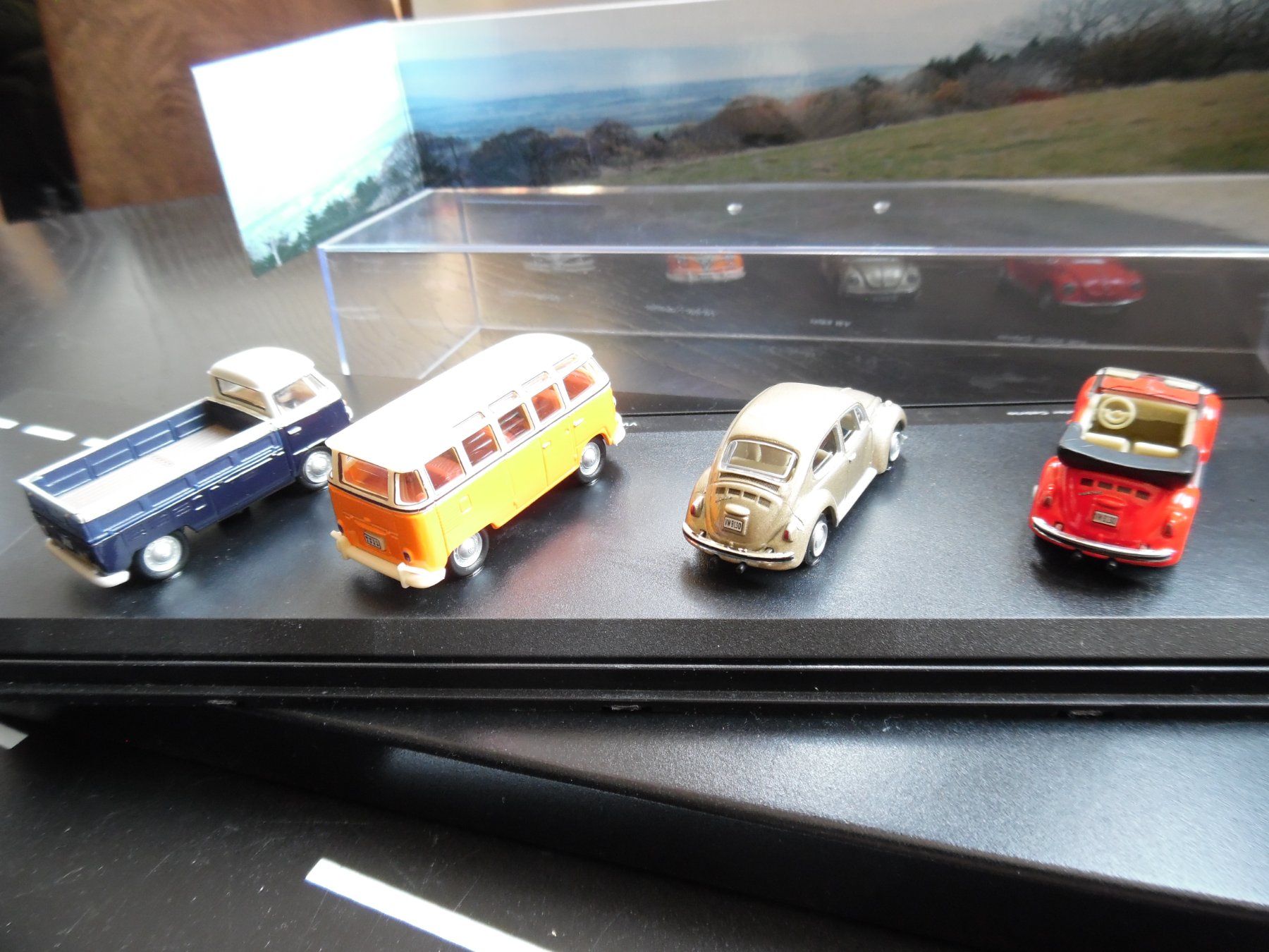 Schuco Voitures modèles: Schuco Oldimer 4er Set VW Bus+Käfer Modelle in Vitrine Box – D'occasion à Steinach par suzzi11 4