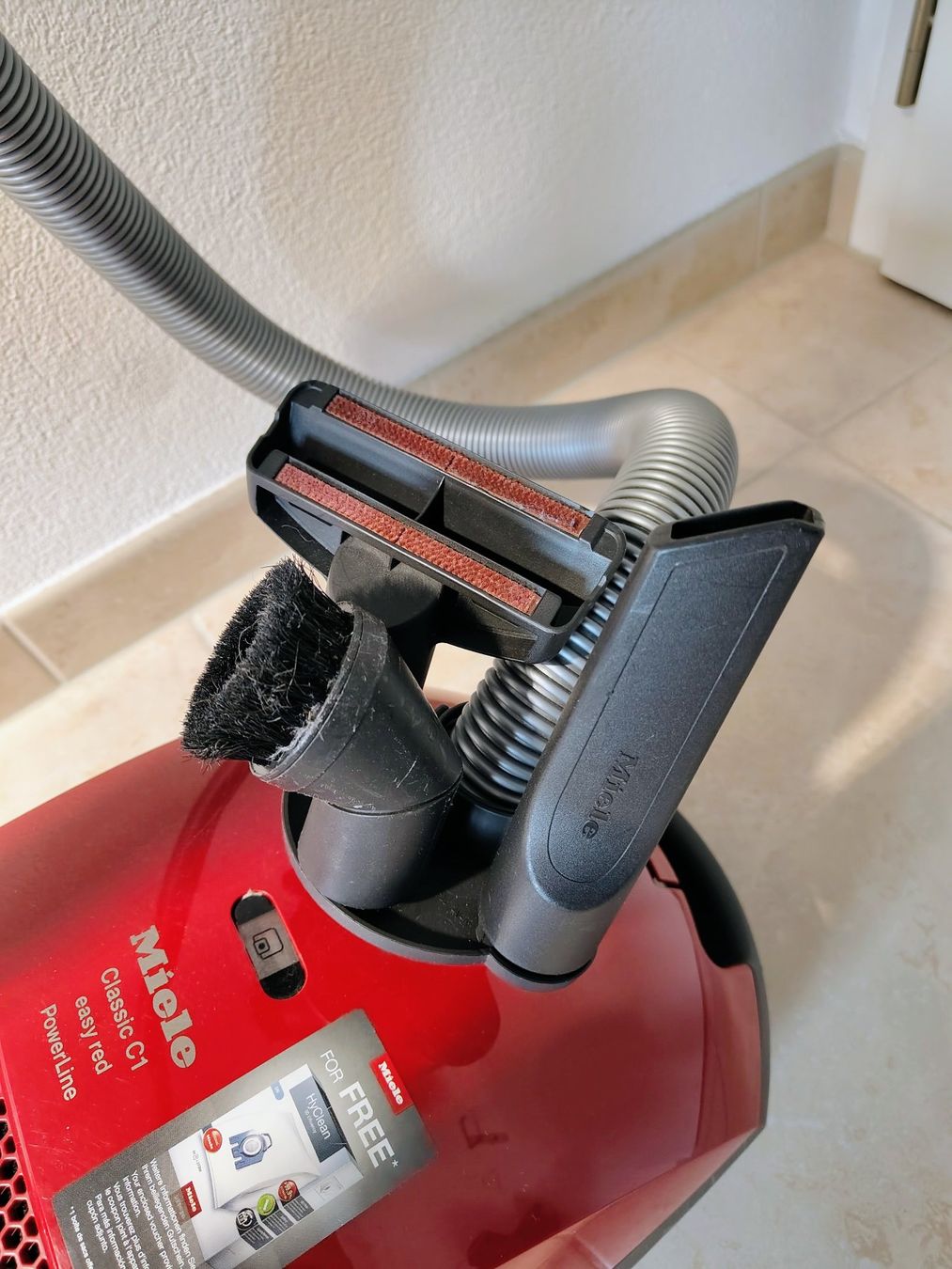 Miele Aspirapolveri & Accessori: Miele Classic C1 Easy Red PowerLine - inkl. Beutel & Filter – Usato da Zürich venduto da log_bg99 3