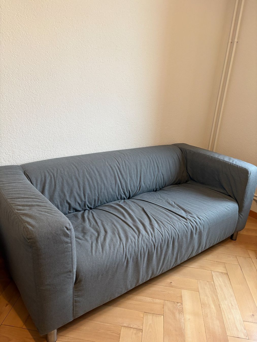 Ikea Divani: graues KLIPPAN 2er Sofa – Usato da Solothurn venduto da liv_9hrr 1