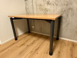 Pult mit Holzplatte und Metallbeinen (abmontiert)